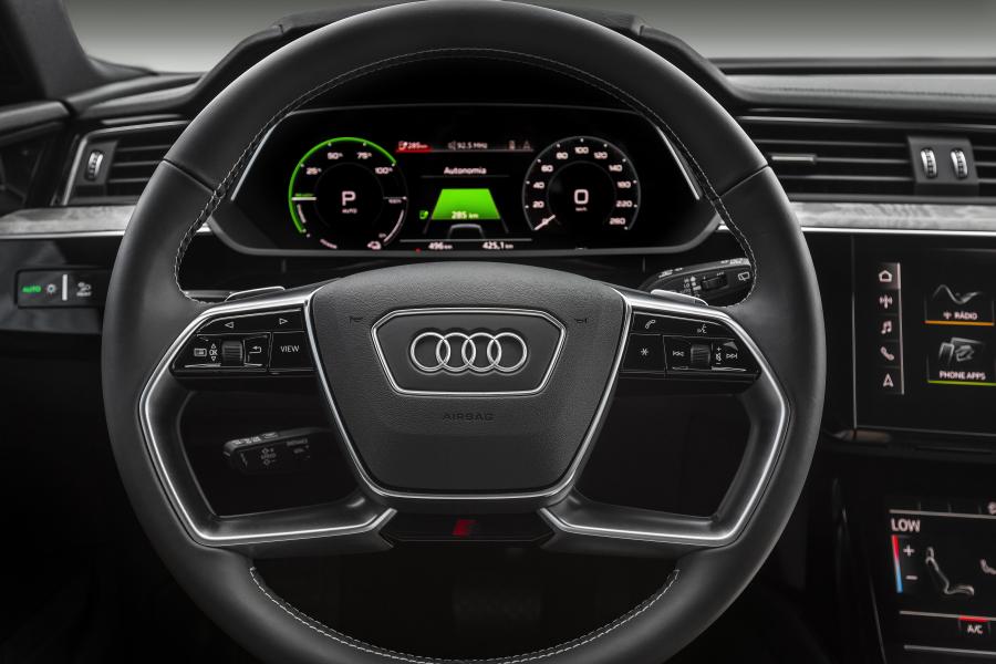 Панель приборов Audi e-tron 55 Quattro S-Line 2020 года  (LA) (фото 18 из 36)